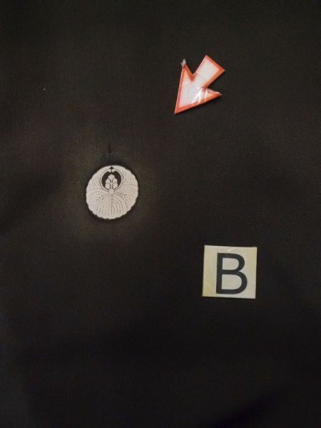 画像9: M0328E  留袖 女性用着物 染分け、裾に綿入り シルク(正絹)   黒, ぼたん 【中古】 【USED】 【リサイクル】 ★☆☆☆☆ (9)