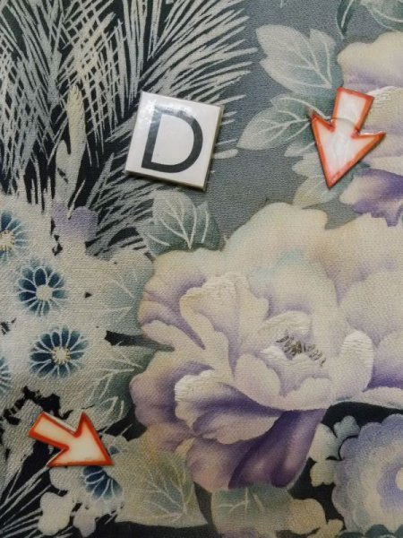 画像11: M0328E  留袖 女性用着物 染分け、裾に綿入り シルク(正絹)   黒, ぼたん 【中古】 【USED】 【リサイクル】 ★☆☆☆☆ (11)