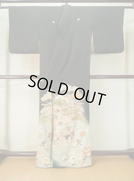 画像3: M0328F  留袖 女性用着物 染分け シルク（正絹）   黒, ぼたん 【中古】 【USED】 【リサイクル】 ★★☆☆☆ (3)