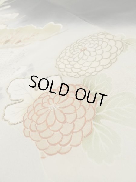 画像12: M0328F  留袖 女性用着物 染分け シルク（正絹）   黒, ぼたん 【中古】 【USED】 【リサイクル】 ★★☆☆☆ (12)