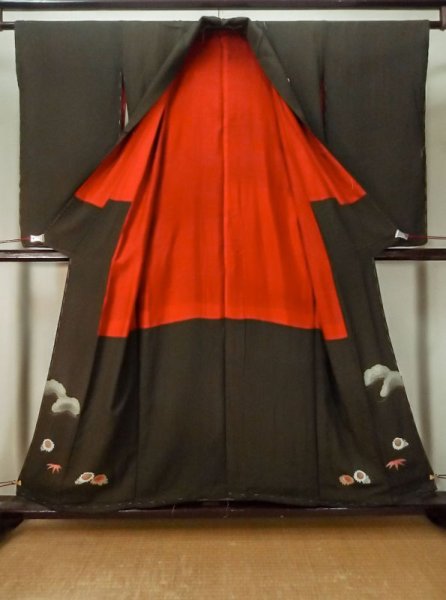 画像2: M0328G  留袖 女性用着物 裾に綿入り シルク(正絹)   黒, 菊 【中古】 【USED】 【リサイクル】 ★★☆☆☆ (2)