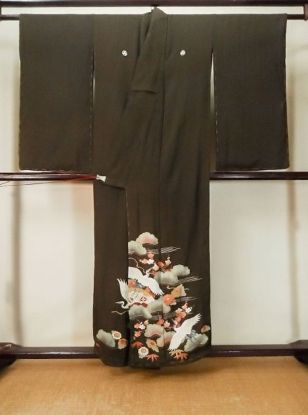 画像3: M0328G  留袖 女性用着物 裾に綿入り シルク(正絹)   黒, 菊 【中古】 【USED】 【リサイクル】 ★★☆☆☆ (3)