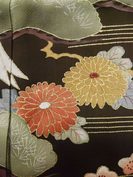 画像9: M0328G  留袖 女性用着物 裾に綿入り シルク(正絹)   黒, 菊 【中古】 【USED】 【リサイクル】 ★★☆☆☆ (9)