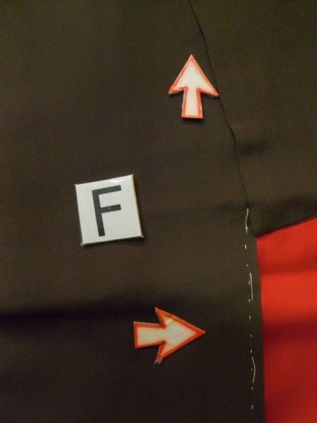 画像23: M0328G  留袖 女性用着物 裾に綿入り シルク(正絹)   黒, 菊 【中古】 【USED】 【リサイクル】 ★★☆☆☆ (23)