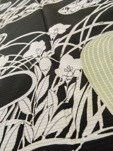 画像11: M0328H  留袖 女性用着物 柄:撫子、虫かご、蛍 シルク(正絹)   黒, 花 【中古】 【USED】 【リサイクル】 ★☆☆☆☆ (11)