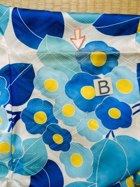 画像17: M0328J  振袖 女性用着物  シルク(正絹)   白, 花 【中古】 【USED】 【リサイクル】 ★★☆☆☆ (17)