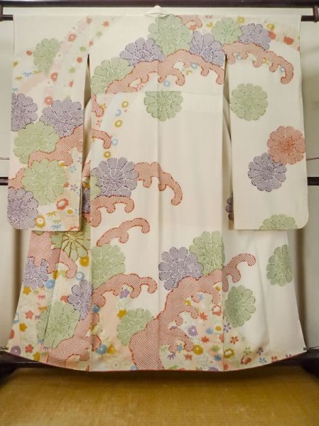 画像2: M0328K  振袖 女性用着物  シルク(正絹)  淡い ベージュ, ぼたん 淡い【中古】 【USED】 【リサイクル】 ★★☆☆☆ (2)