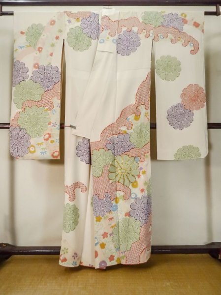 画像3: M0328K  振袖 女性用着物  シルク(正絹)  淡い ベージュ, ぼたん 淡い【中古】 【USED】 【リサイクル】 ★★☆☆☆ (3)