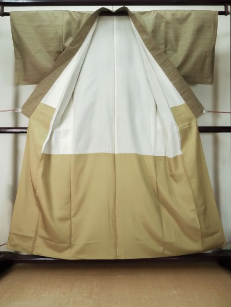 画像2: M0328Y  大島紬 女性用着物  シルク(正絹) 淡い 深い 黄緑色, 幾何学模様 【中古】 【USED】 【リサイクル】 ★★☆☆☆ (2)