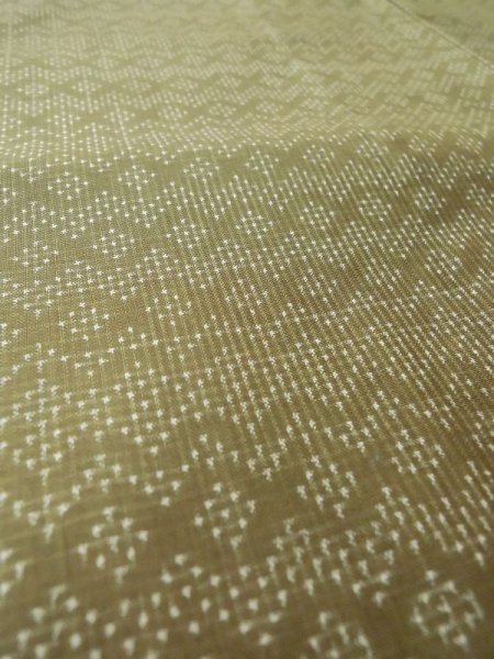 画像8: M0328Y  大島紬 女性用着物  シルク(正絹) 淡い 深い 黄緑色, 幾何学模様 【中古】 【USED】 【リサイクル】 ★★☆☆☆ (8)