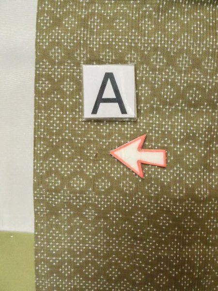 画像12: M0328Y  大島紬 女性用着物  シルク(正絹) 淡い 深い 黄緑色, 幾何学模様 【中古】 【USED】 【リサイクル】 ★★☆☆☆ (12)