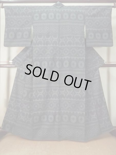 画像1: M0329A  紬 女性用着物  シルク(正絹)   紺, 幾何学模様 【中古】 【USED】 【リサイクル】 ★★☆☆☆ (1)