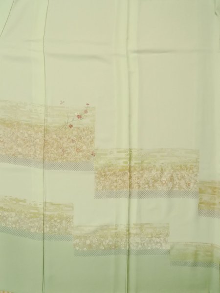 画像4: M0330I  訪問着 女性用着物  化繊 淡い 薄い 緑色, 花 【中古】 【USED】 【リサイクル】 ★★★☆☆ (4)