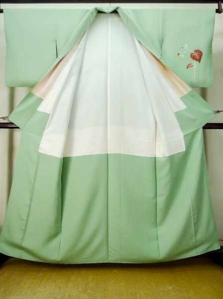 画像2: M0330J  付下げ 女性用着物  シルク(正絹)  薄い 緑色, 花 【中古】 【USED】 【リサイクル】 ★★☆☆☆ (2)