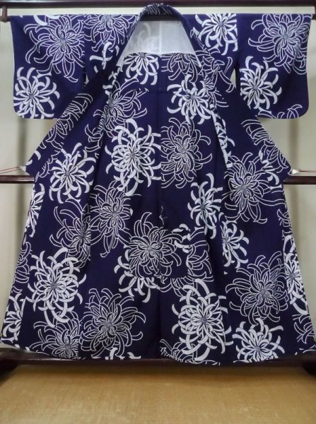 画像2: M0331C  浴衣(日本製) 女性用着物  綿   藍, 菊 【中古】 【USED】 【リサイクル】 ★★★☆☆ (2)