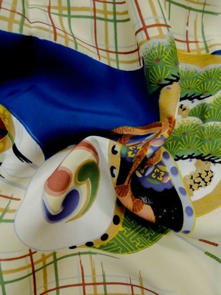 画像10: M0505C  子供用 男性用着物 兜、矢、軍配柄 シルク(正絹)  鮮やか 青, 松/松葉 【中古】 【USED】 【リサイクル】 ★☆☆☆☆ (10)