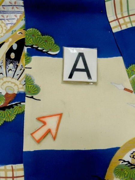 画像13: M0505C  子供用 男性用着物 兜、矢、軍配柄 シルク(正絹)  鮮やか 青, 松/松葉 【中古】 【USED】 【リサイクル】 ★☆☆☆☆ (13)