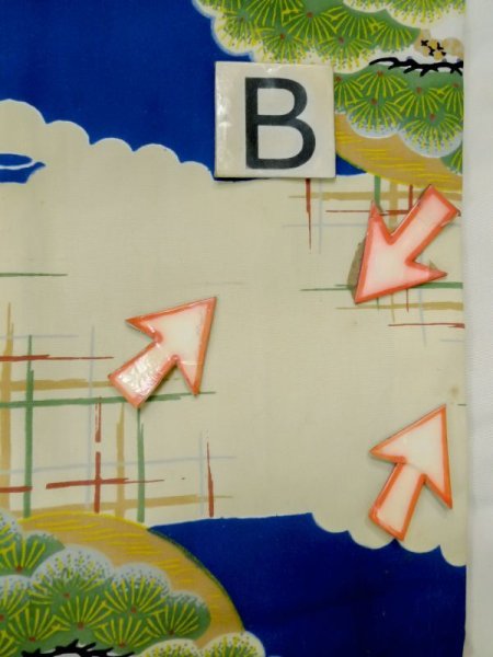 画像14: M0505C  子供用 男性用着物 兜、矢、軍配柄 シルク(正絹)  鮮やか 青, 松/松葉 【中古】 【USED】 【リサイクル】 ★☆☆☆☆ (14)