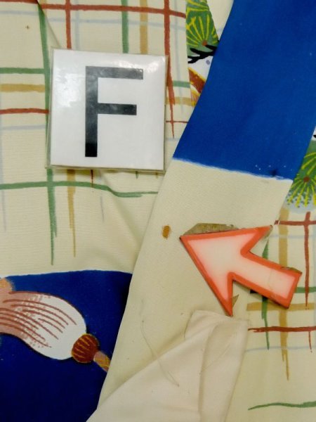 画像18: M0505C  子供用 男性用着物 兜、矢、軍配柄 シルク(正絹)  鮮やか 青, 松/松葉 【中古】 【USED】 【リサイクル】 ★☆☆☆☆ (18)