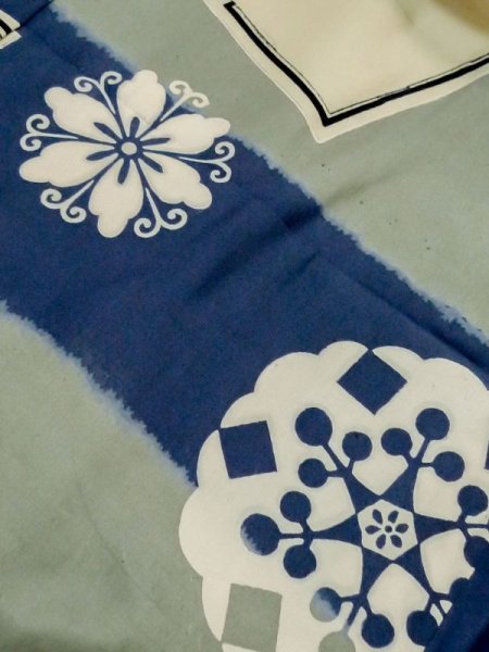 画像9: M0505E  子供用 男性用着物  シルク(正絹) 深い 灰色がかった 青, 抽象的模様 【中古】 【USED】 【リサイクル】 ★★☆☆☆ (9)