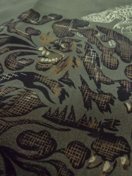 画像8: M0517E  男性用襦袢 男性用着物 裏地にシミあり。 化繊  灰色がかった 灰色, 虎 【中古】 【USED】 【リサイクル】 ★☆☆☆☆ (8)