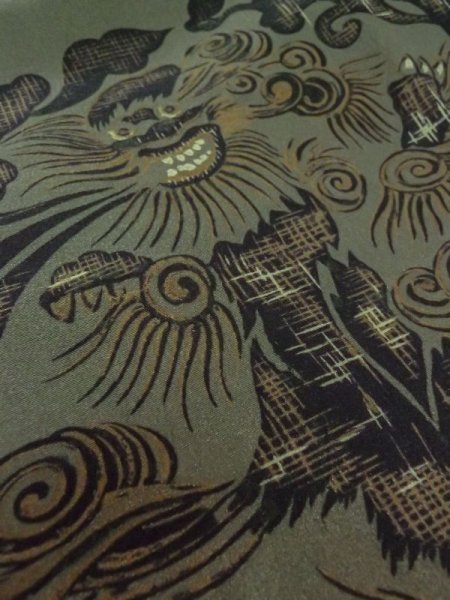 画像9: M0517E  男性用襦袢 男性用着物 裏地にシミあり。 化繊  灰色がかった 灰色, 虎 【中古】 【USED】 【リサイクル】 ★☆☆☆☆ (9)