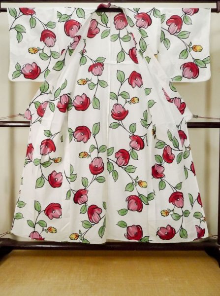 画像2: M0613R  浴衣（日本製） 女性用着物  綿   白, 椿 【中古】 【USED】 【リサイクル】 ★★☆☆☆ (2)