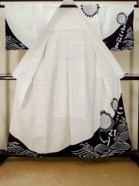 画像2: M0613V  浴衣(日本製) 女性用着物 ひまわり、文字 綿   白, 波 【中古】 【USED】 【リサイクル】 ★★☆☆☆ (2)