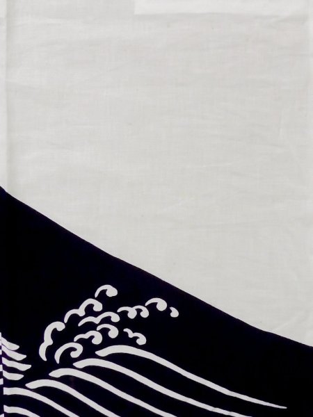 画像4: M0613V  浴衣(日本製) 女性用着物 ひまわり、文字 綿   白, 波 【中古】 【USED】 【リサイクル】 ★★☆☆☆ (4)