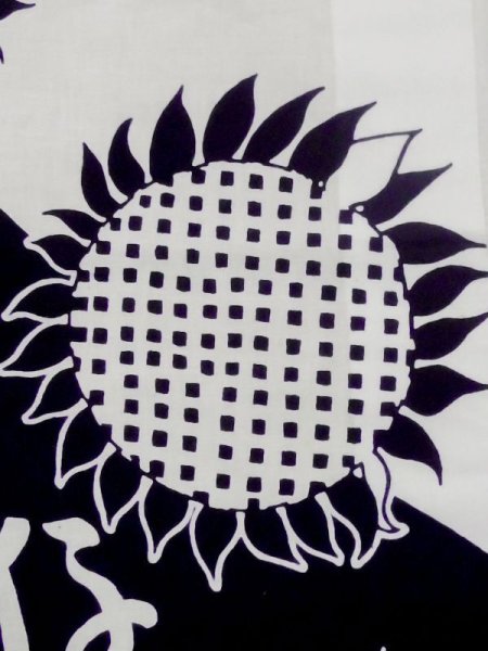 画像6: M0613V  浴衣(日本製) 女性用着物 ひまわり、文字 綿   白, 波 【中古】 【USED】 【リサイクル】 ★★☆☆☆ (6)