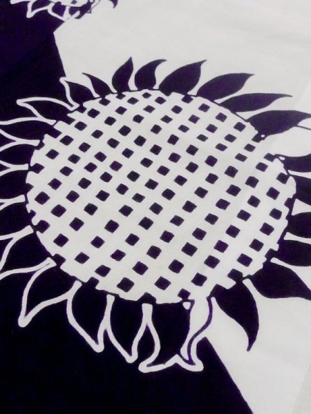 画像8: M0613V  浴衣(日本製) 女性用着物 ひまわり、文字 綿   白, 波 【中古】 【USED】 【リサイクル】 ★★☆☆☆ (8)