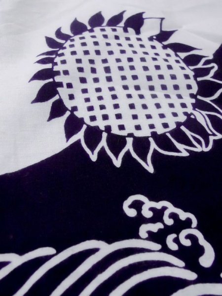 画像10: M0613V  浴衣(日本製) 女性用着物 ひまわり、文字 綿   白, 波 【中古】 【USED】 【リサイクル】 ★★☆☆☆ (10)