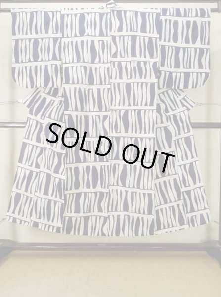 画像1: M0613Y  浴衣（日本製） 女性用着物  綿麻   オフ　ホワイト, 縞 【中古】 【USED】 【リサイクル】 ★★☆☆☆ (1)