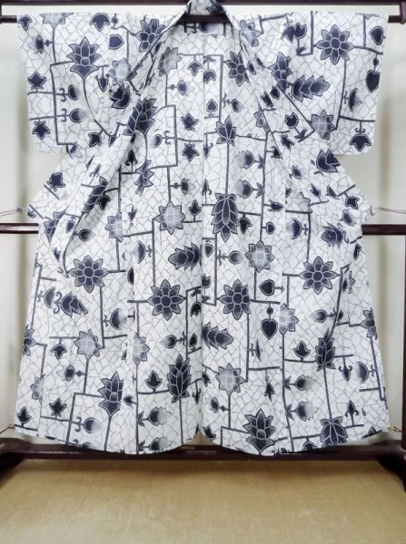 画像2: M0613Z  浴衣(日本製) 女性用着物  綿麻   白, 花 【中古】 【USED】 【リサイクル】 ★★☆☆☆ (2)