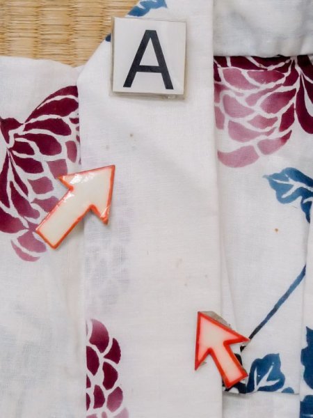 画像12: M0614D  浴衣（日本製） 女性用着物  綿麻   白, 菊 【中古】 【USED】 【リサイクル】 ★★☆☆☆ (12)