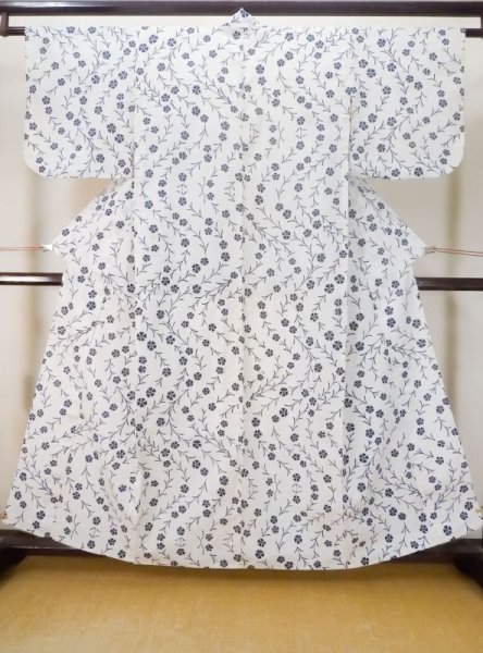 画像1: M0620A  浴衣（日本製） 女性用着物  綿   オフ　ホワイト, 花 【中古】 【USED】 【リサイクル】 ★★☆☆☆ (1)