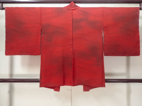 画像2: M0627A  羽織 女性用着物 裏地:化繊混合、つぎはぎあり シルク(正絹)   赤色, ぼかし 【中古】 【USED】 【リサイクル】 ★★★☆☆ (2)