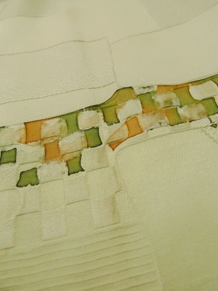 画像8: M0627F  羽織 女性用着物  シルク(正絹)  淡い ベージュ, 抽象的模様 【中古】 【USED】 【リサイクル】 ★★★☆☆ (8)