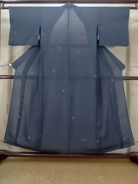 画像1: M0704U  単衣 女性用着物  シルク（正絹）   紺, 鶴 【中古】 【USED】 【リサイクル】 ★☆☆☆☆ (1)
