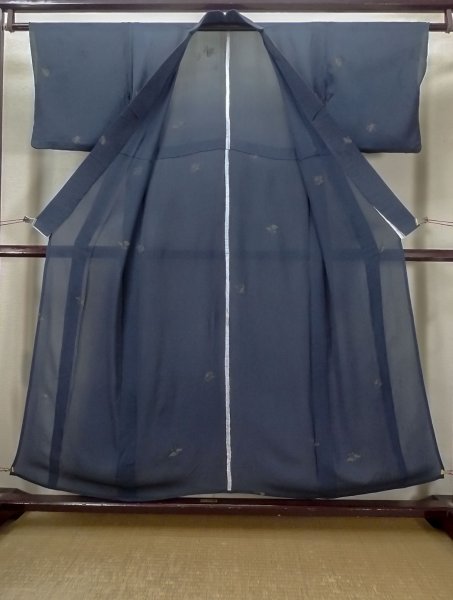 画像2: M0704U  単衣 女性用着物  シルク（正絹）   紺, 鶴 【中古】 【USED】 【リサイクル】 ★☆☆☆☆ (2)