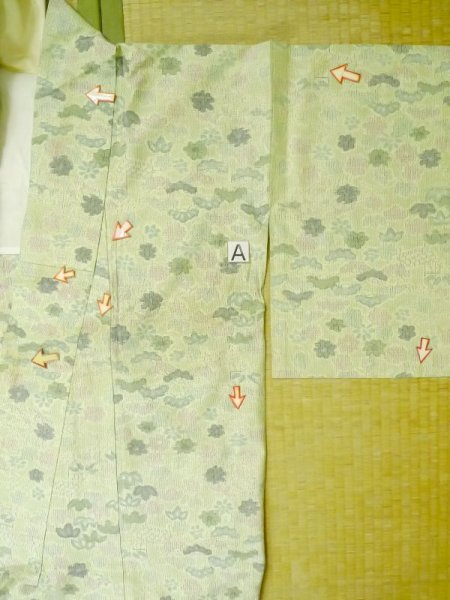 画像15: M0704Z  大島紬 女性用着物  シルク(正絹)  薄い 黄緑色, 花 【中古】 【USED】 【リサイクル】 ★★☆☆☆ (15)