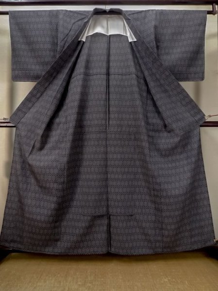 画像2: M0713B  単衣 女性用着物  シルク(正絹) 深い 紫み 灰色, 亀甲 【中古】 【USED】 【リサイクル】 ★★★★☆ (2)