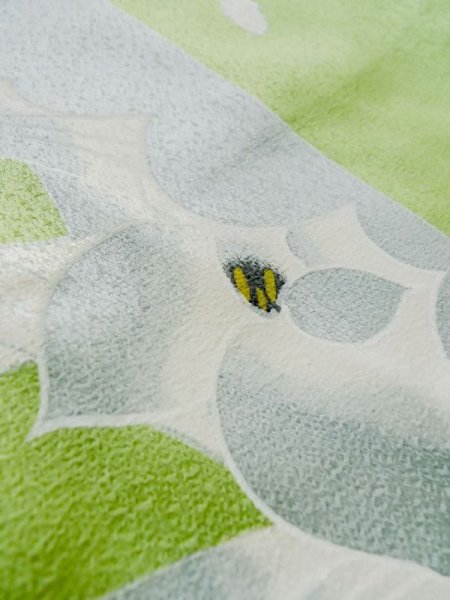 画像9: M0720D Mint  小紋 女性用着物  シルク(正絹)  光沢のある 黄緑色, 花 【中古】 【USED】 【リサイクル】 ★★★★☆ (9)