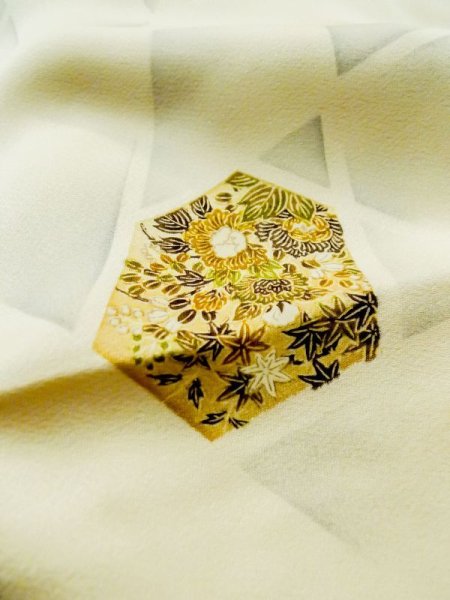 画像9: M0720E  小紋 女性用着物  シルク(正絹)   オフ ホワイト, 花 【中古】 【USED】 【リサイクル】 ★★☆☆☆ (9)