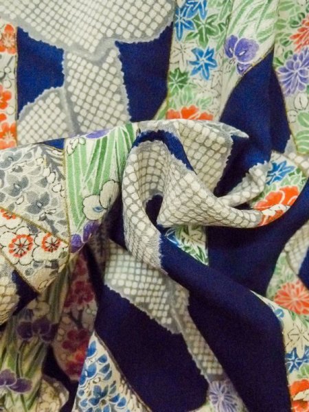 画像11: M0720H  小紋 女性用着物  シルク（正絹）   紺, ぼたん 【中古】 【USED】 【リサイクル】 ★★☆☆☆ (11)