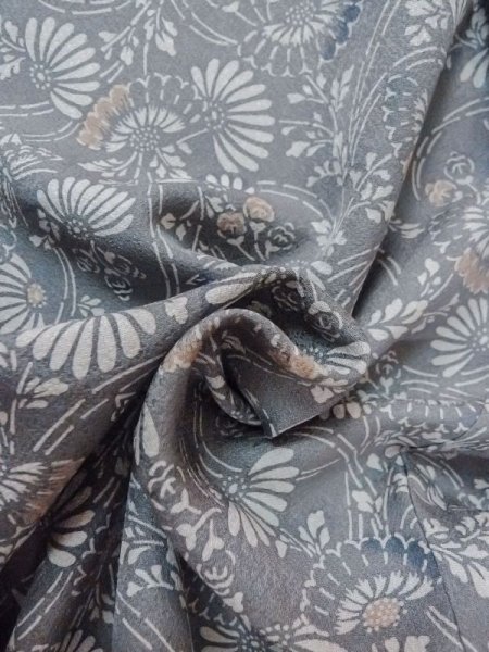 画像12: M0720N  小紋 女性用着物  シルク(正絹)  淡い 灰色, 花 【中古】 【USED】 【リサイクル】 ★★★☆☆ (12)