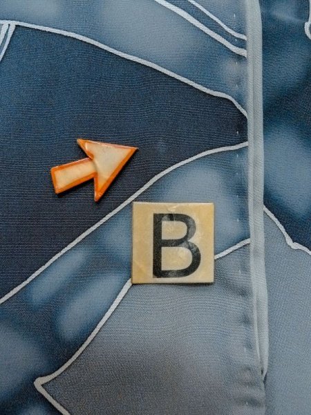 画像13: M0720R  小紋 女性用着物  シルク(正絹)   灰色, 抽象的模様 【中古】 【USED】 【リサイクル】 ★★☆☆☆ (13)