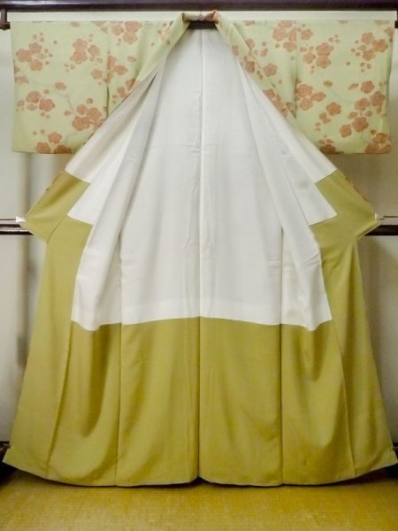 画像2: M0720S  小紋 女性用着物  シルク(正絹) 淡い 灰色がかった 黄緑色, 梅 【中古】 【USED】 【リサイクル】 ★★★☆☆ (2)