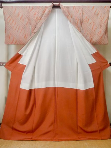 画像2: M0720U Mint  小紋 女性用着物  シルク(正絹)  灰色がかった 珊瑚色, 抽象的模様 【中古】 【USED】 【リサイクル】 ★★★★☆ (2)