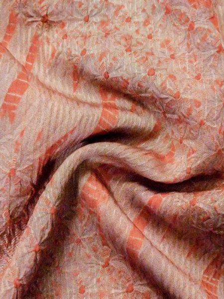 画像9: M0720U Mint  小紋 女性用着物  シルク(正絹)  灰色がかった 珊瑚色, 抽象的模様 【中古】 【USED】 【リサイクル】 ★★★★☆ (9)